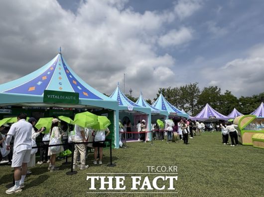 '2025 올리브영 페스타'에는 더운 날씨에도 불구하고 수많은 사람들이 참여했다. /문화영 기자