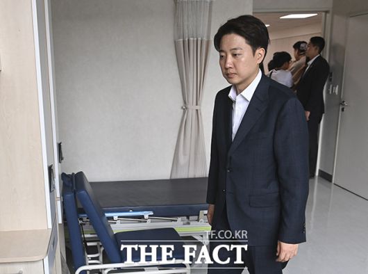 이준석 개혁신당 대선 후보가 21일 오후 경기 성남시의료원을 방문해 간담회를 마치고 의료원 내 빈 병상을 둘러보고 있다. /성남=남용희 기자