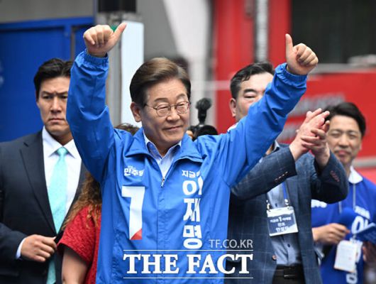 이재명 더불어민주당 대선 후보가 21일 인천 구월로데오 광장에서 열린 유세에서 시민들을 향해 엄지를 들어 인사하고 있다. /이새롬 기자
