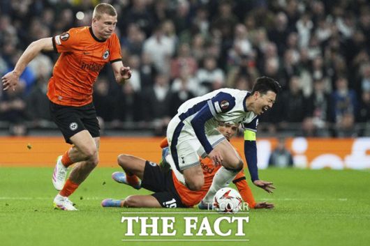 지난 4월 11일 아인트라흐트 프랑크푸르트와 UEL 8강 1차전에서 발을 다쳐 약 한 달 간 결장한 어려움을 딛고 결승전에 출전한 손흥민./런던=AP.뉴시스