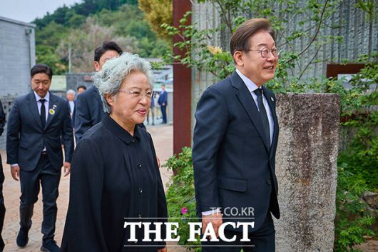 봉하마을에서 권양숙 여사 만난 이재명 후보.