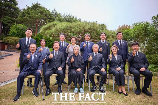 왼쪽 위 부터 시계방향으로 곽상언 의원, 김정옥 이해찬 전 국무총리 배우자, 김영록 전남지사, 한명숙 전 국무총리, 이춘석 의원, 김경수 전 경남지사, 조승래 의원, 노건호 씨, 김정숙 여사, 문재인 전 대통령, 권양숙 여사, 이재명 후보, 이해찬 전 국무총리.