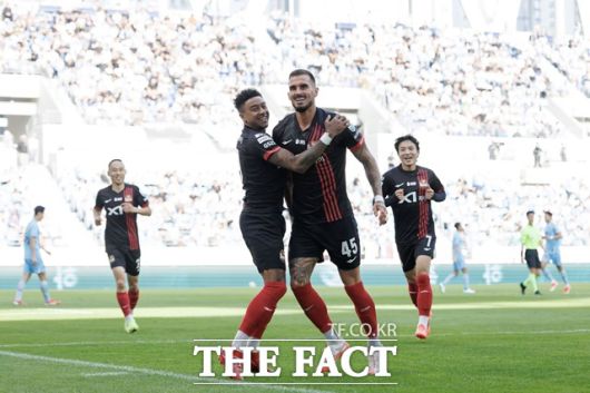 분위기 반전에 성공한 뒤 연승에 도전장을 낸 FC서울 선수들./K리그