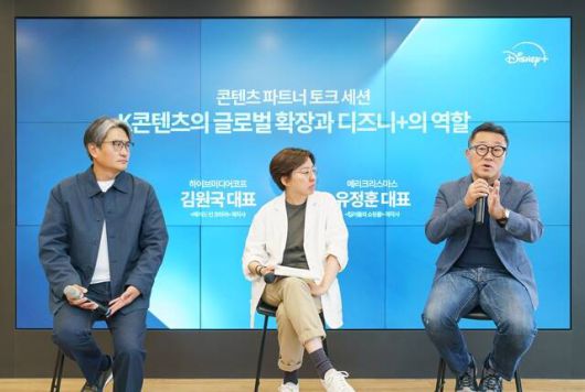 하이브 미디어코프 김원국 대표, 월트디즈니 컴퍼니 코리아 로컬 콘텐츠 최연우 총괄, 메리크리스마스 유정훈 대표(왼쪽부터)가 23일 오전 11시 진행된 디즈니+ 오픈 하우스 행사에 참석해 다양한 이야기를 나눴다. /월트디즈니 컴퍼니 코리아
