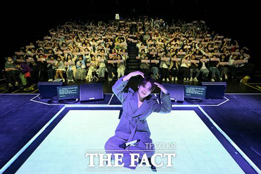 가수 김기태가 23일 오후 서울 서대문구 이화여자대학교 ECC 영산극장에서 열린 'I.CON: FANNSTAR CONCERT(아이콘: 팬앤스타 콘서트)'에서 팬들과 기념촬영을 하고 있다. /서예원 기자