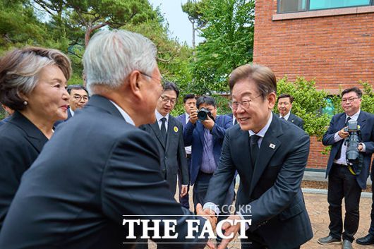 김정숙 여사, 문재인 전 대통령과 인사하는 이재명 후보.