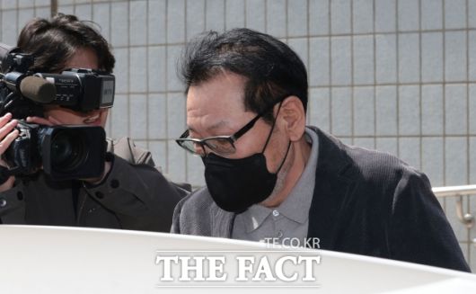 2018년 지방선거 당시 불법 정치자금을 수수한 혐의로 기소된 무속인 '건진법사' 전성배가 7일 오후 서울 양천구 남부지방법원에서 열린 불법 정치자금 수수 의혹 관련 공판을 마치고 법원 청사를 나와 차량에 탑승하고 있다. /서예원 기자