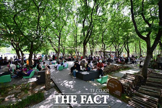 [더팩트ㅣ남윤호 기자] 2025 서울국제정원박람회 개막 첫 날인 22일 오후 서울 동작구 보라매공원 생태정원에서 시민들이 휴식을 하고 있다.