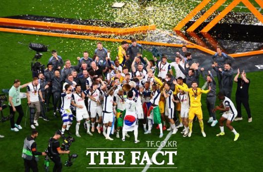 손흥민의 프로 첫 우승과 함께 17년 만에 우승컵을 들어올리고 있는 토트넘 선수들./토트넘