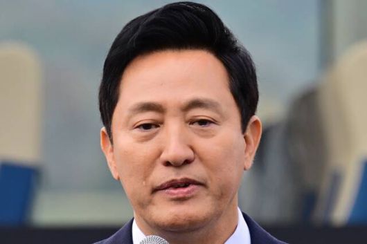 지난해 11월 25일 오후 경남 사천시 사남면 은성중공업 일원에서 개최된 한강버스 안전기원 진수식에 참석한 오세훈 서울시장이 축사 도중 눈물을 흘리고 있다. /뉴시스