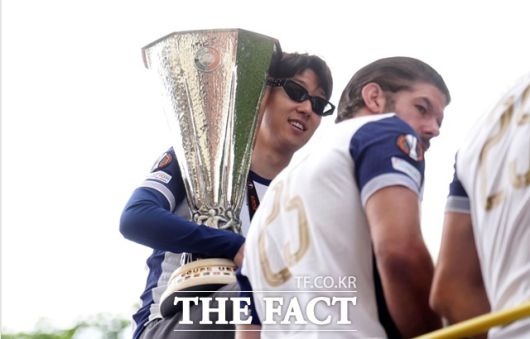 생애 첫 우승트로피를 꼭 껴안고 있는 '캡틴' 손흥민./런던=AP.뉴시스