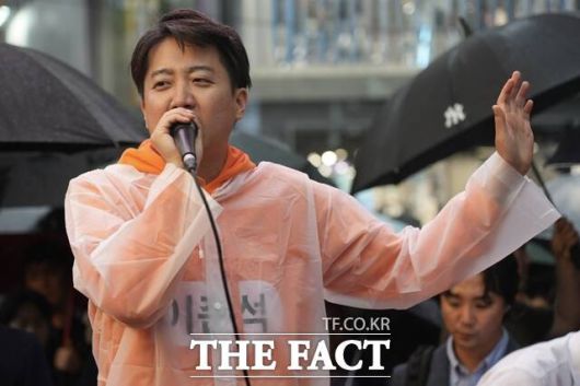 이준석 개혁신당 대선 후보가 17일 오후 서울 마포구 홍대패션거리 유세 현장에서 연설하고 있다. /개혁신당