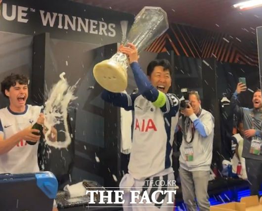 토트넘 손흥민이 22일 유로파리그 결승전을 마친 뒤 드레싱룸으로 돌아와 동료들과 우승 세리머니를 즐기고 있다. /토트넘 소셜미디어