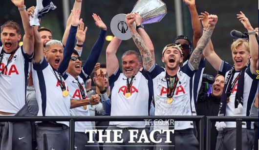 취임 2년 만에 우승 트로피를 들어올리는 안지 포스테코글루 감독과 선수들./토트넘