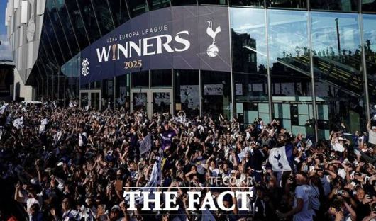 토트넘 홋스터 스타디움 앞에 구름처럼 모인 팬들./토트넘