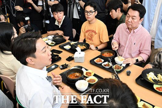 [더팩트ㅣ성남=남용희 기자] 이준석 개혁신당 대선 후보와 안철수 의원이 21일 오전 경기도 성남시 가천대학교 학생식당을 찾아 학생들과 식사를 하며 대화를 나누고 있다.