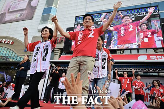 김문수 국민의힘 대선 후보가 22일 오후 경기 부천시 부천역마루광장에서 열린 집중유세에서 배우자 설난영 여사와 시민들에게 지지를 호소하고 있다. /남윤호 기자