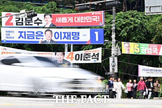 공직선거법 제79조는 자동차에 부착된 확성장치의 경우 정격출력 40킬로와트(㎾), 음압수준 150데시벨(㏈)을 넘기면 안 된다고 규정하고 있다. 문제는 150㏈가 전투기 이착륙 소음인 120㏈, 철도변 소음 100㏈보다 높다는 것이다. /남용희 기자