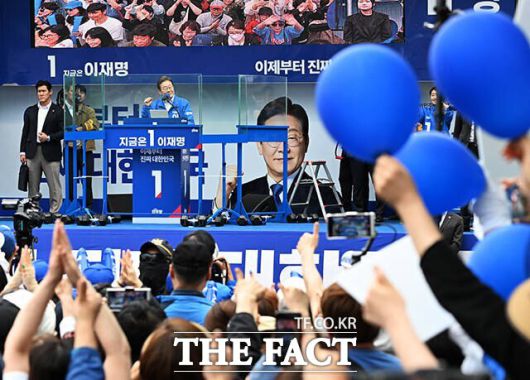 이재명 후보가 21일 인천 계양구 계양역 앞 유세에서 연설 도중 착용한 방탄 조끼를 공개하고 있다. /이새롬 기자