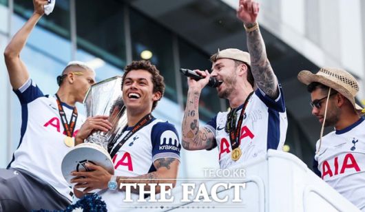 우승 퍼레이드를 펼치는 날 24번째 생일을 맞은 브레넌 존슨(왼쪽 두 번째)이 우승컵을 들고 기뻐하고 있다./토트넘