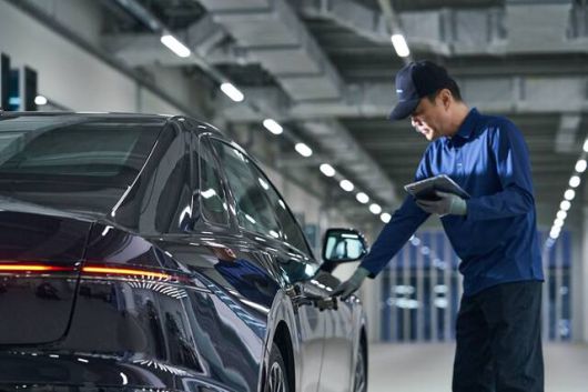 카이즈유데이터연구소에 따르면 지난해 국내에서 거래된 중고차는 253만9874대로, 같은 기간 신차 판매량(164만5998대)보다 1.54배 많았다. 현대자동차 군산 인증 중고차센터에서 정비사가 차량을 점검하고 있다. /현대자동차