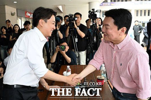 이준석 개혁신당 대선 후보(왼쪽)와 안철수 국민의힘 의원이 21일 오전 경기도 성남시 가천대학교에서 간담회 전 인사를 나누고 있다. /남용희 기자