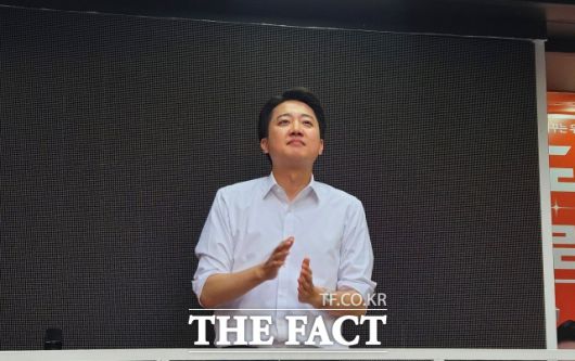 그는 이재명 후보가 TV토론 과정에서 '호텔경제학'을 설명하며 '루카스 자이제'를 언급한 점도 문제 삼았다. /성남=서다빈 기자