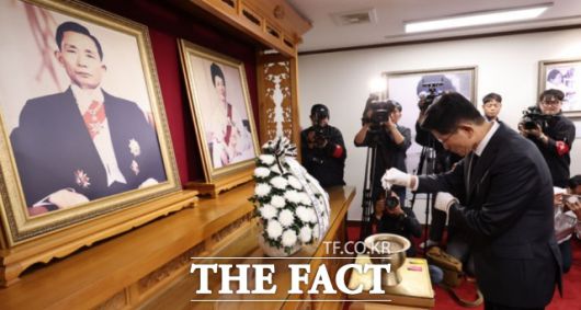 김문수 국민의힘 대선 후보가 24일 경북 구미시 박정희 전 대통령 생가를 방문해 분향하고 있다. /뉴시스