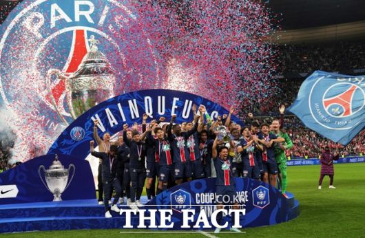 올 시즌 국내 트레블을 달성한 PSG 선수들이 기념 행사를 갖고 있다./파리=AP.뉴시스