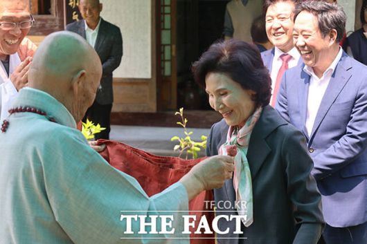 김문수 국민의힘 대선 후보의 부인 설난영 여사(오른쪽)가 충남 예산시 수덕사를 방문해 도신 주지스님과 인사를 나누고 있다.