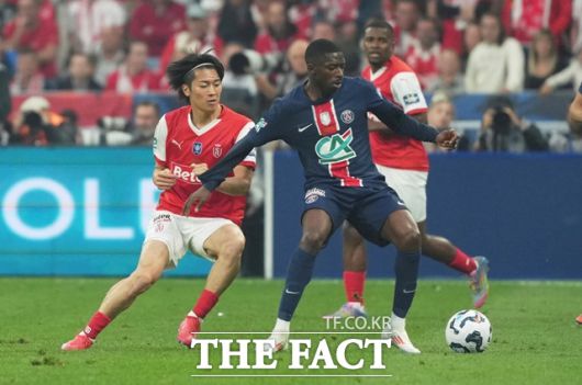 랭스의 윙어 나카무라 게이토(왼쪽)와 PSG의 우스만 뎀벨레가 볼을 다투고 있다./파리=AP.뉴시스