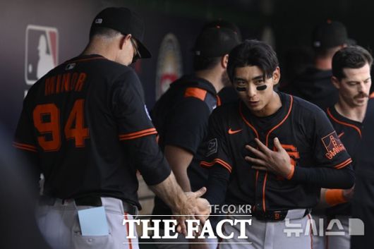 이정후가 25일(한국시간) 워싱턴전에 앞서 데이몬 마이너(94번) 타격코치와 얘기를 나누고 있다. /워싱턴=AP.뉴시스