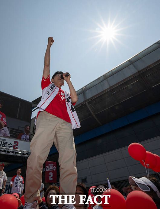김문수 국민의힘 대선 후보가 25일 오후 충남 보령시 대천역 광장에서 열린 집중유세에서 시민들에게 지지를 호소하고 있다. /보령=박헌우 기자