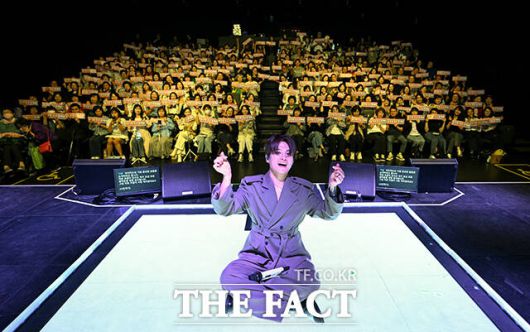 가수 김기태가 23일 오후 서울 서대문구 이화여자대학교 ECC 영산극장에서 열린 'I.CON: FANNSTAR CONCERT(아이콘: 팬앤스타 콘서트)'에서 팬들과 기념촬영을 하고 있다. /서예원 기자