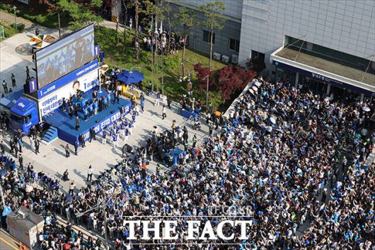 26일 오후 경기도 남양주시 평내호평역 앞 광장에서 이재명 더불어민주당 대선 후보의 선거유세가 열리고 있다./남양주=배정한 기자