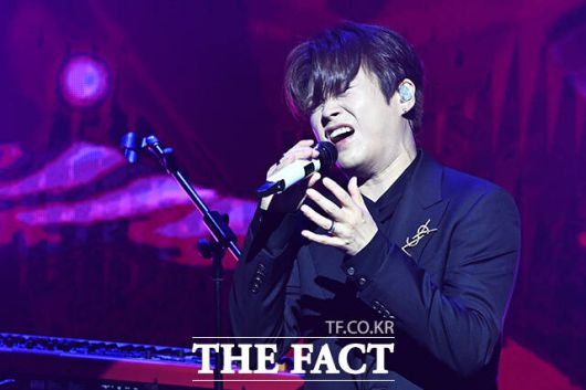 가수 김기태가 23일 오후 서울 서대문구 이화여자대학교 ECC 영산극장에서 열린 'I.CON: FANNSTAR CONCERT(아이콘: 팬앤스타 콘서트)'에서 무대를 펼치고 있다. /서예원 기자
