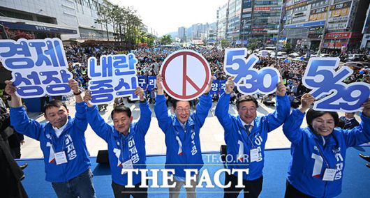 이재명 더불어민주당 대선 후보가 26일 경기도 남양주시 평내호평역 앞에서 집중 유세를 하고 있다. /남양주=배정한 기자