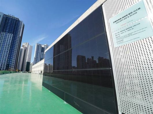 롯데건설은 제로에너지 건축물 인증 의무화에 대응하고 건물에서 생산되는 전력의 활용성을 높이기 위해 롯데케미칼, 엡스코어, 스탠다드에너지 등과 공동연구를 수행하고 있다. /롯데건설