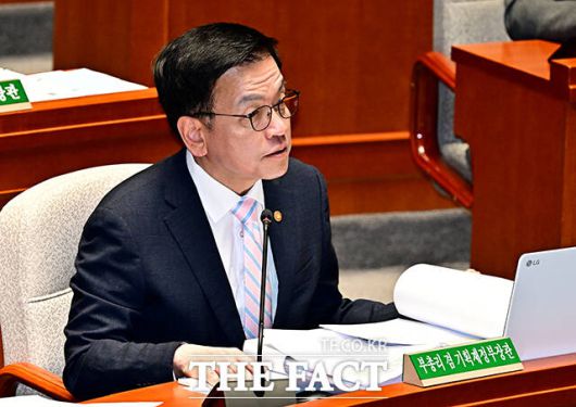 경찰청 국가수사본부 비상계엄 특별수사단(특수단)은 이달 중순께 한덕수 전 총리와 최상목 전 경제부총리에 대해 출국금지 조처했다고 27일 밝혔다. 사진은 지난달 29일 국회에 출석해 질의에 답변하는 최상목 경제부총리 겸 기획재정부 장관 모습,/배정한 기자