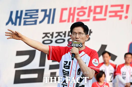 이외에도 김 후보가 2006년 도지사 당선 직후 임명했던 경기도시공사 사장 권모 씨도 신 씨에게 2790만원을 상납받고 인사 혜택을 준 혐의로 불구속 기소됐다. /남윤호 기자