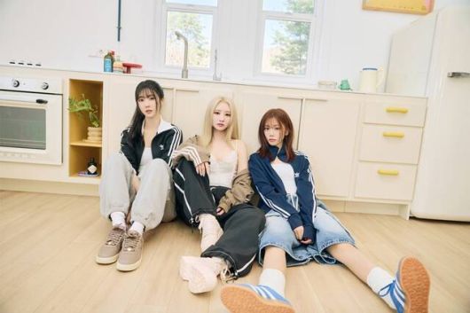 유아유의 첫 번째 미니 앨범 'Playlist#You Are You'는 28일 오후 6시 발매된다. /드림캐쳐컴퍼니