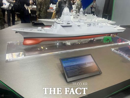 2025 MADEX HD현대중공업 부스에 전시된 한국형 차기 구축함(KDDX) 모형. /최의종 기자