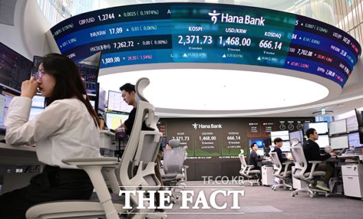 지난달 8일 오전 서울 중구 하나은행 딜링룸 전광판에 코스피, 코스닥, 원달러 환율 등 지수가 표시돼 있다. /이새롬 기자