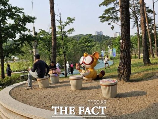 28일 오전 서울시 동작구 보라매공원 '2025 서울국제정원박람회'에 조성된 농심 정원에서 시민들이 앉아 시간을 보내고 있다. /동작구=우지수 기자