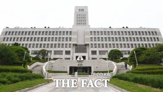 여기에 대법원과 헌재가 장기간 갈등해 온 'KSS해운 세금 사건'도 최근 헌재 전원재판부에 회부되며 갈등은 더 수면 위로 떠올랐다. 사진은 대법원 전경. /더팩트 DB