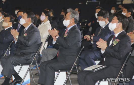 지난 2022년 1월 대한민국체육인대회에 참석한 윤석열 국민의힘 대선 후보(왼쪽)와 안철수 국민의당 대선 후보(오른쪽)./뉴시스