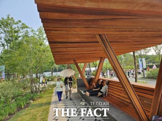 28일 오전 '2025 서울국제정원박람회'에 조성된 경동나비엔 '정원의 온도'에서 시민들이 더위를 피하고 있다. /동작구=우지수 기자