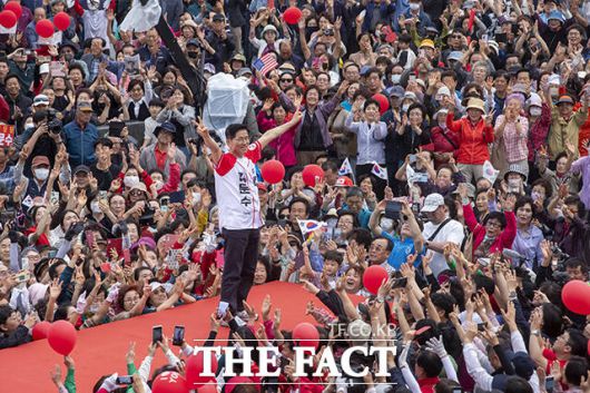 김문수 국민의힘 대선 후보가 28일 막판 보수 결집을 위해 또다시 TK(대구·경북)와 PK(부산·경남)를 찾았다. 사진은 김 후보가 이날 오후 경북 영천시 영천역 광장에서 유세를 펼치고 있는 모습. /영천=남윤호 기자(현장풀)