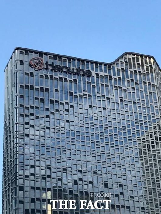 미국 도널드 트럼프 행정부의 에너지 정책에 두산에너빌리티와 한화솔루션의 희비가 엇갈리고 있다. /더팩트 DB