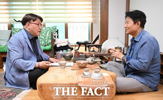 우 명예교수는 한때 미국에서 세례를 받기도 했지만, 귀국 후 간화선을 통해 불교에 입문했다. 기독교를 더 깊이 이해하게 된 계기이기도 했다. 오랜 다도 습관과 불교적 사유는 그가 세상을 바라보는 방식에 자연스레 녹아 있다. /박헌우 기자